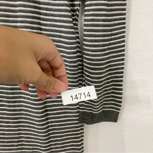 New Express Gray White Striped Crew Neck Asymmetric Hem Tunic Medium - Picture 10 of 10